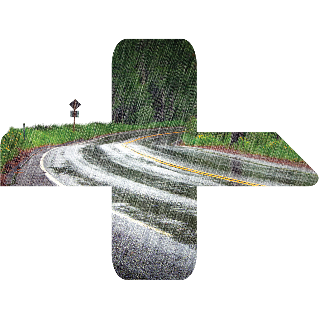 Våt vei med regn som faller.